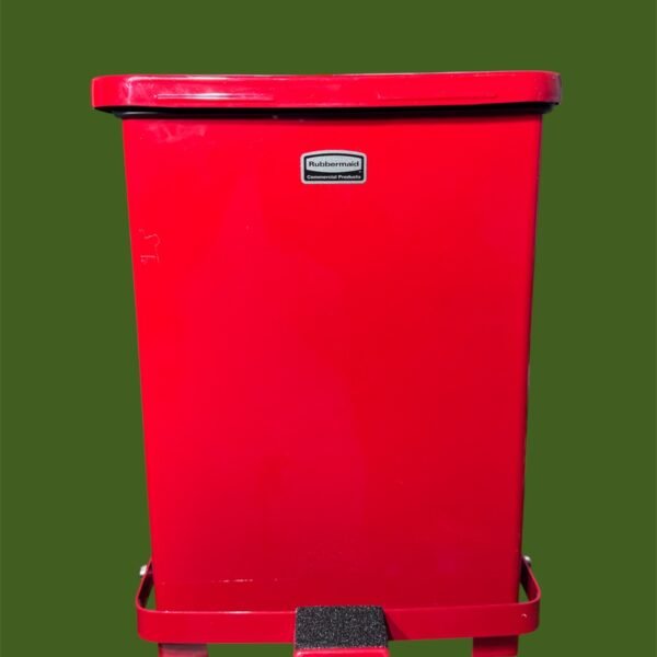 Rubbermaid Defenders FGST7EPLRD – 4 Gal Red Square Step-On Medical Waste Can